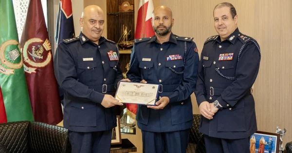 رئيس الشرطة يستقبل الرائد إبراهيم حمد شويطر بمناسبة حصوله على المركز الثالث في دورة القيادات الوسطى
