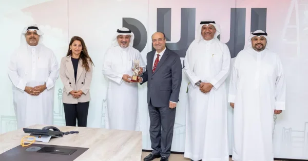 النائب جلال كاظم يكرّم "البلاد" بدرع الشراكة المجتمعية ووسام التميز