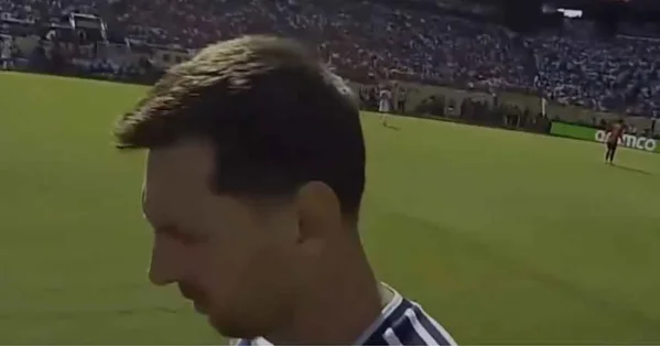 لقطة جدلية.. هل حاول حكم نهائي كأس العالم مساعدة الأرجنتين أمام إسبانيا؟