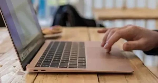 أفضل إعدادات لإطالة عمر بطارية ماك بوك
