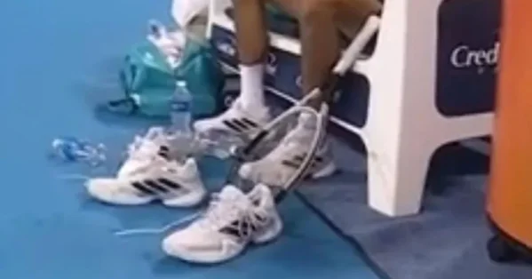 هجوم على لاعب تنس يغيّر حذاءه كلّما كان خاسراً