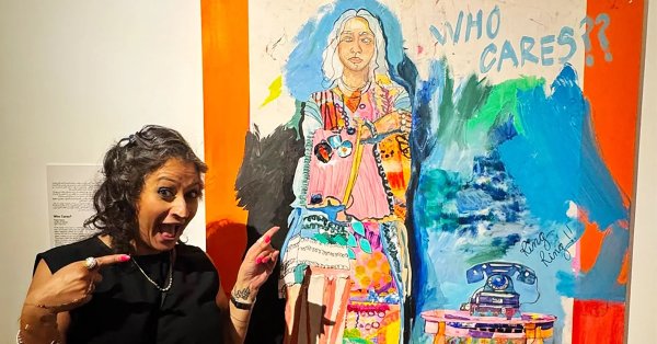 Художница Таджба Насиб представила провокационную картину «Кто cares?» в рамках выставки «Необходимое»