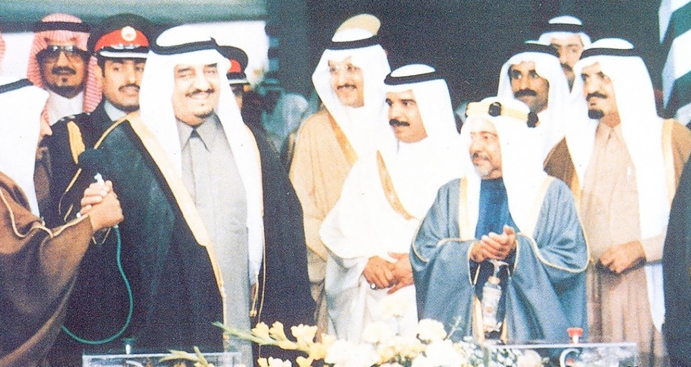 الملك فهد بن عبدالعزيز والامير الراحل الشيخ عيسى بن سلمان يفتتحان جسر الملك فهد 3 ديسمبر 1986 