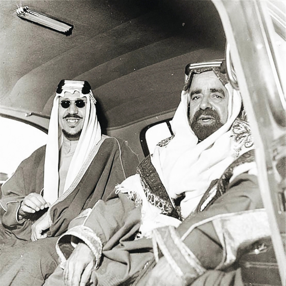 الملك سعود بن عبدالعزيز و الشيخ سلمان بن حمد عام 1954 