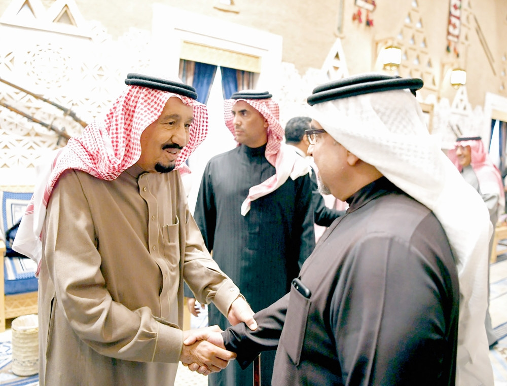 خادم الحرمين الشريفين الملك سلمان بن عبدالعزيز مستقبلا سمو ولي العهد الامير سلمان بن حمد - زيارة ولي العهد تعزز التكامل - السعودية 16-2-2017 
