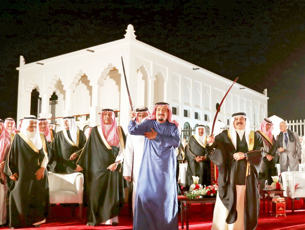 خادم الحرمين الشريفين الملك سلمان بن عبدالعزيز مع جلالة الملك حمد بن عيسى و رئيس الوزراء الامير خليفة بن سلمان1-1-2017 