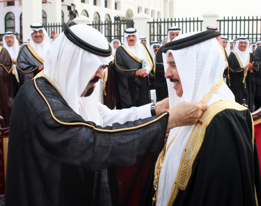 خادم الحرمين الشريفين الملك عبدالله بن عبدالعزيز يقلد جلالة الملك المعظم قلادة الملك عبدالعزيز 18-4-2010 