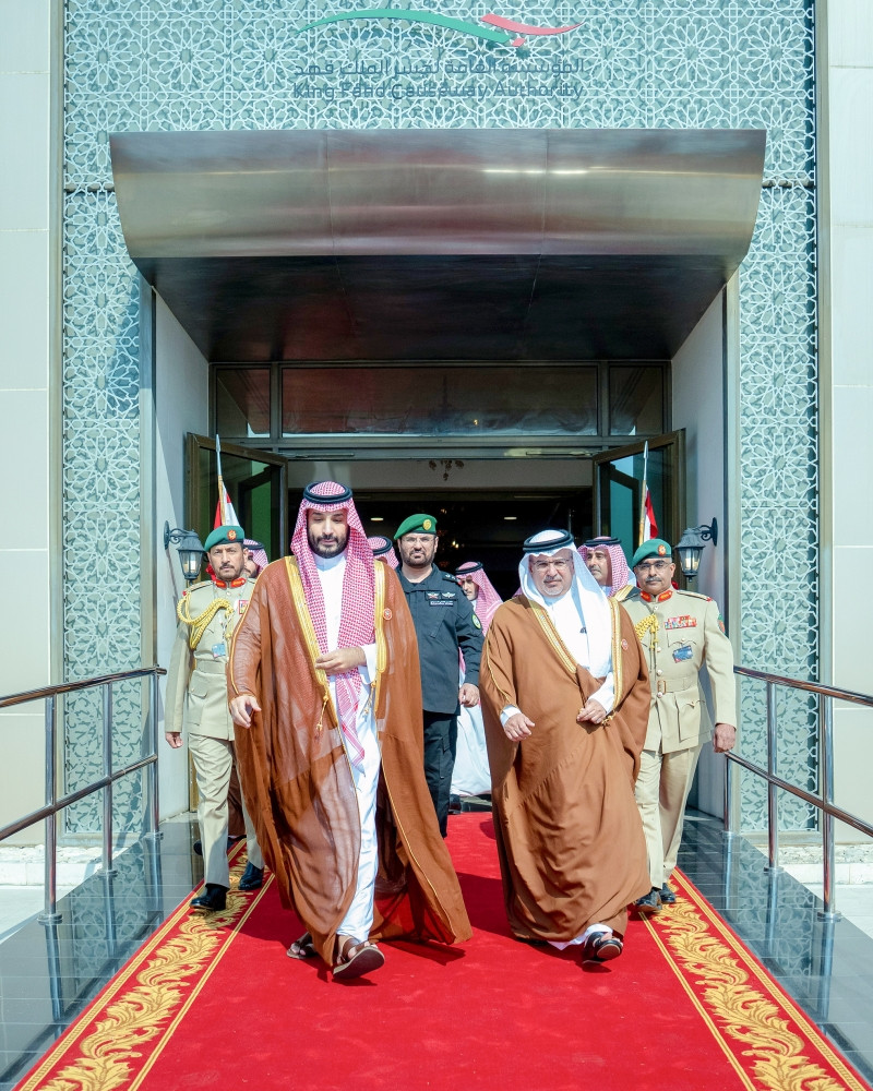 سمو ولي العهد الامير سلمان بن حمد في مقدمة مستقبلي سمو الامير محمد بن سلمان ولي عهد السعودية 2-12-2025 