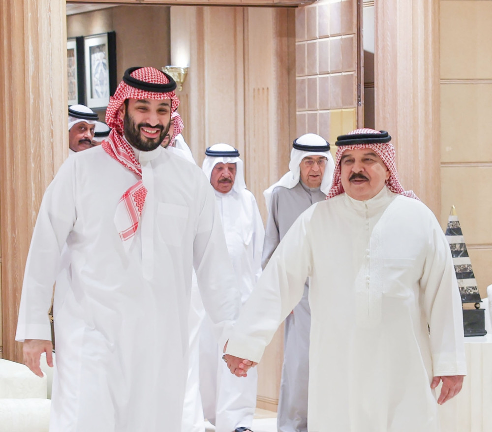سمو ولي العهد السعودي الامير محمد بن سلمان مستقبلا جلالة الملك حمد بن عيسى لدى زيارته الى السعودية 26-9-2022 