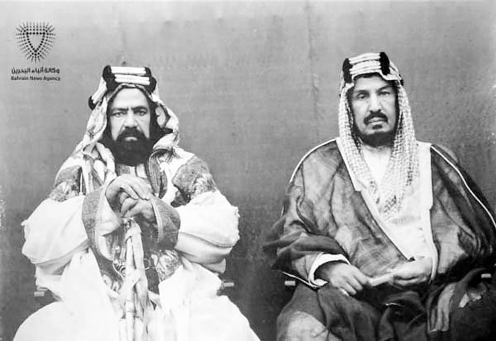 صورة ارشيفيه لصاحب العظمه الشيخ سلمان بن حمد آل خليفه مع الملك عبدالعزيز بن سعود آل سعود رحمهما الله 