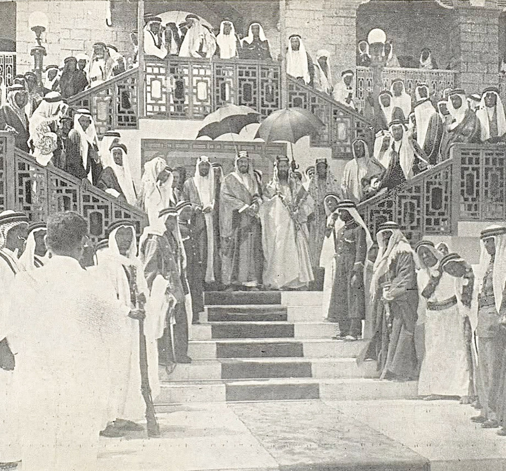 زيارة الملك عبدالعزيز ال سعود الى البحرين وبجانبة حاكم البحرين الشيخ حمد بن عيسى ال خليفة ابريل 1939 