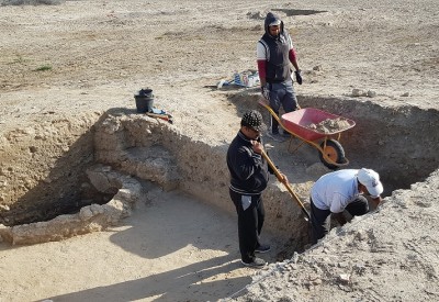 عمال بحرينيون يعملون في موقع "حصن حلة العبد الصالح"