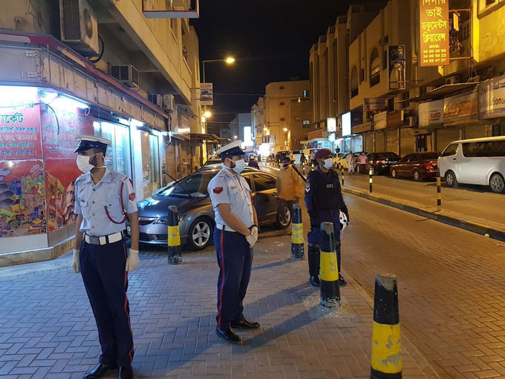 انتشار الدوريات الأمنية بالشوارع العامة واتخاذ الإجراءات القانونية حيال أي تجمع يزيد عن خمسة أشخاص