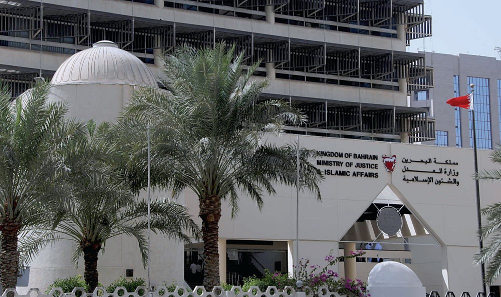 آسيوي يستولي على نصف رواتب 70 عاملاً لمدة 4 أشهر