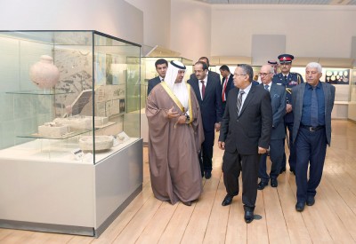 رئيس الوزراء اليمني يشيد بالمقتنيات المتميزة للمتحف