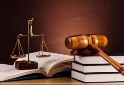 الوزير السابق يتهم أرملة ابنه بالتزوير وصحيفتين بالتشهير