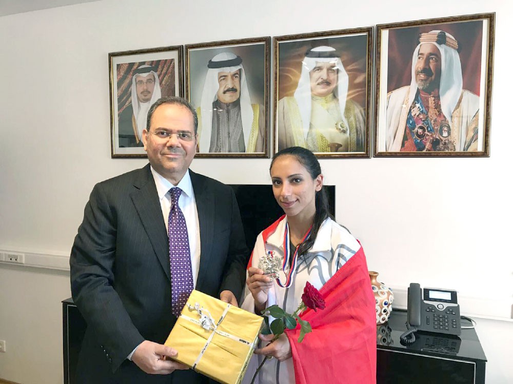 سفير المملكة لدى روسيا يستقبل البطلة فجر البنعلي