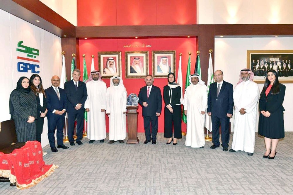 جواهري يهدي “جائزة الملكة اليزابيث” للعضو المنتدب