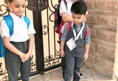 “بابا خليفة... ما سجلوني بالمدرسة”