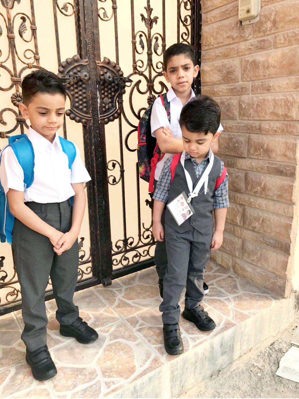 “بابا خليفة... ما سجلوني بالمدرسة”