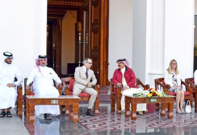 العاهل يتلقى هدية من ملكة بريطانيا