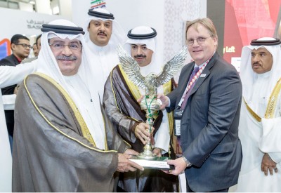 سمو الشيخ علي بن خليفة  يتسلم هدية تذكارية من “بابكو”