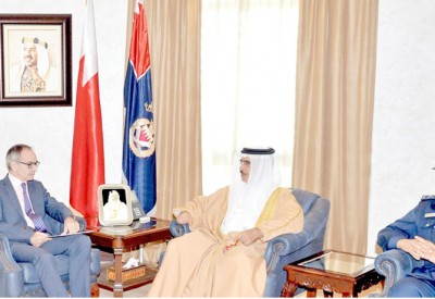 وزير الداخلية يستعرض العلاقات مع السفير البريطاني 