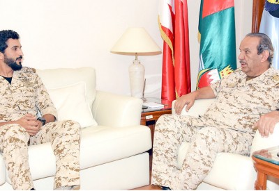 القائد العام يهنئ ناصر بن حمد بنجاح معرض الدفاع