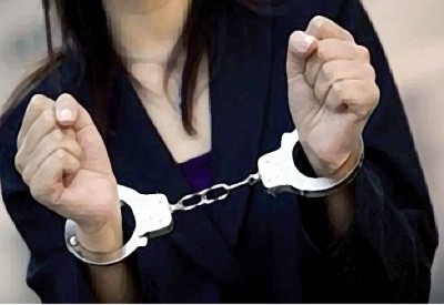 شابة تجري عملية تجميلية على يد “خادمة”