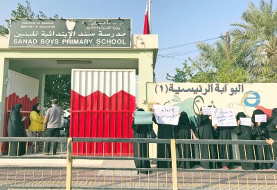  أولياء أمور طلبة الصف  الثالث  بـ “ابتدائية سند” لـ “البلاد”: لا معلمة فصل والامتحانات على الأبواب... وتغييب الأبناء يومين