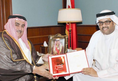 وزير الخارجية يشيد بمضمون كتاب “الطموح الأحمر”