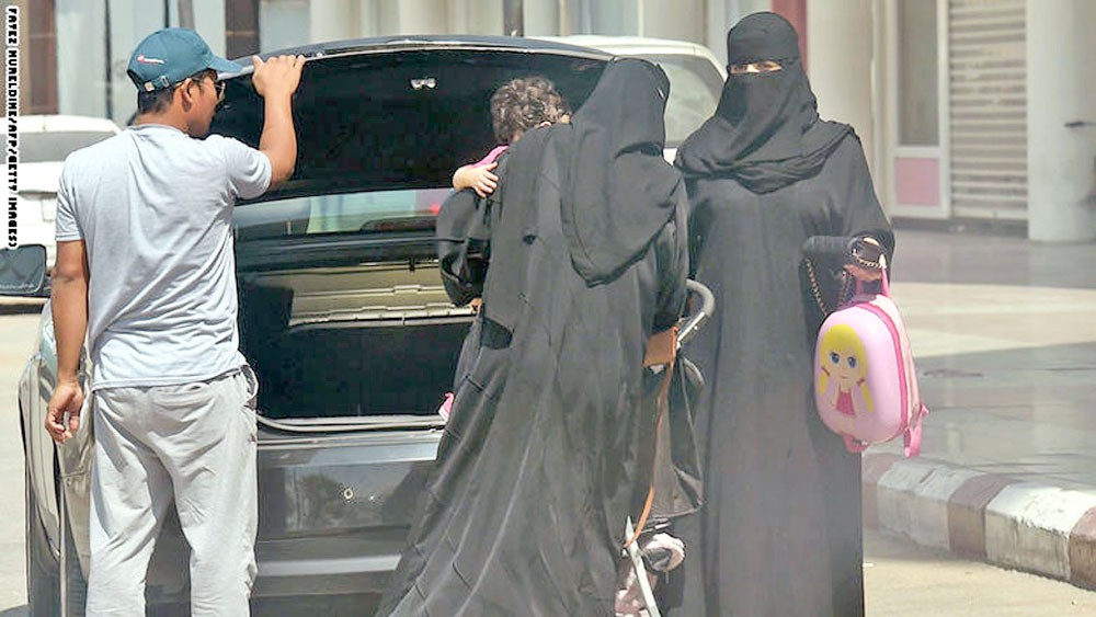 قيادة النساء للسيارات تضيف 90 مليار دولار للاقتصاد السعودي 