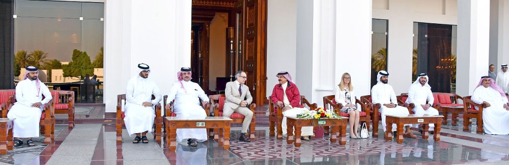 العاهل يتلقى هدية من ملكة بريطانيا