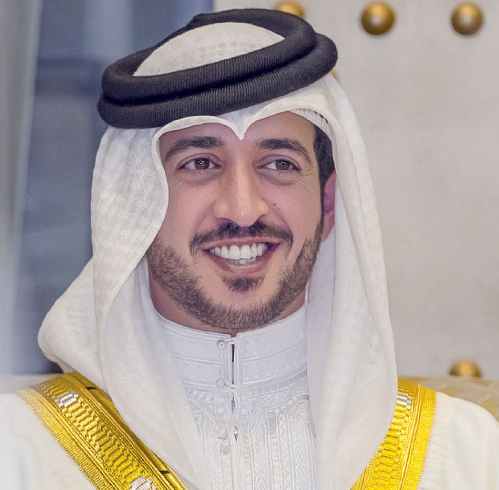 خالد بن حمد يشيد برعاية “الخليجية” البرونزية لمهرجان المسرح
