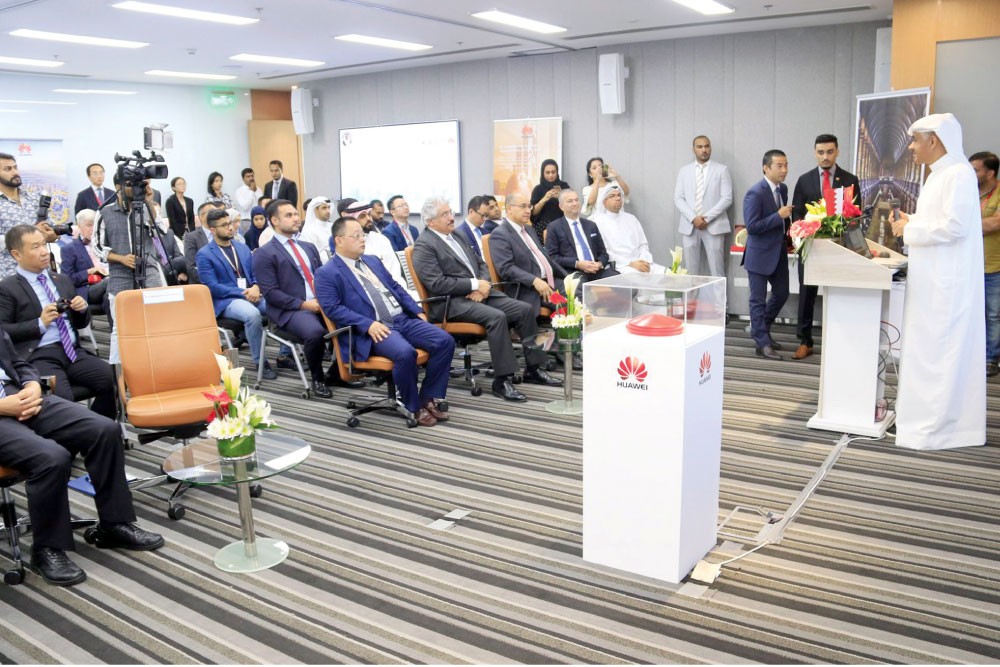 وزير المواصلات: طرح ترددات جديدة نهاية العام لشركات الاتصالات بالبحرين