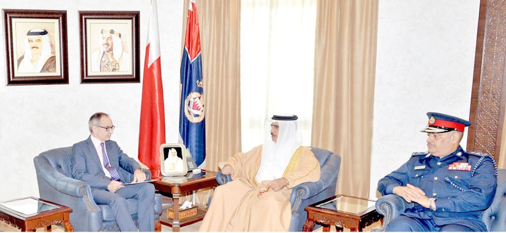 وزير الداخلية يستعرض العلاقات مع السفير البريطاني 