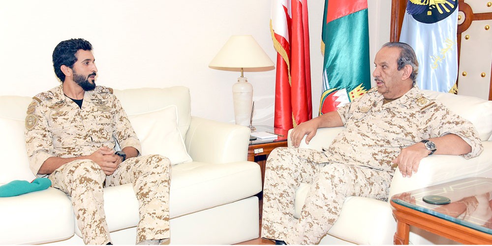 القائد العام يهنئ ناصر بن حمد بنجاح معرض الدفاع