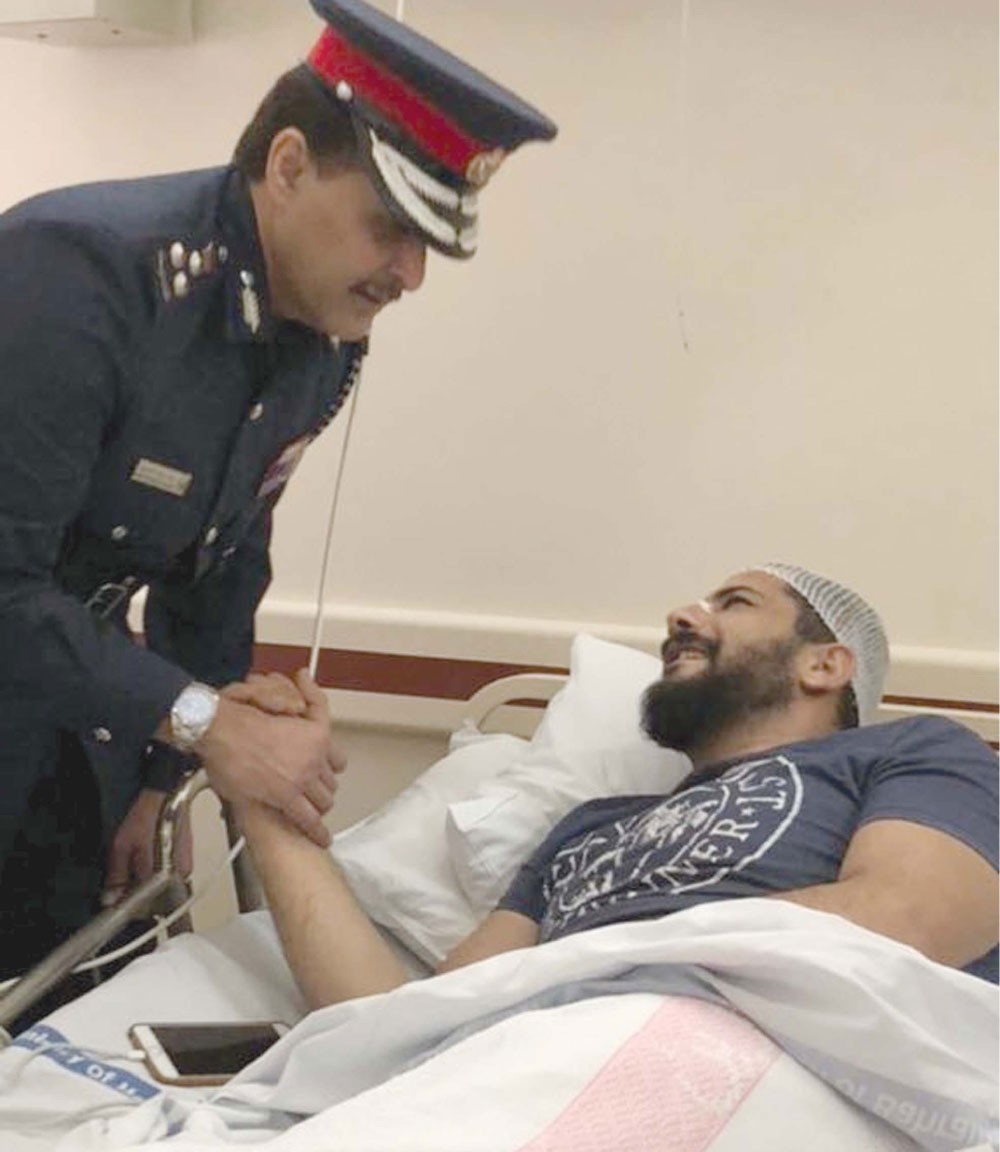 نائب رئيس الأمن العام يزور المعتدى عليه بالضرب أثناء عمله