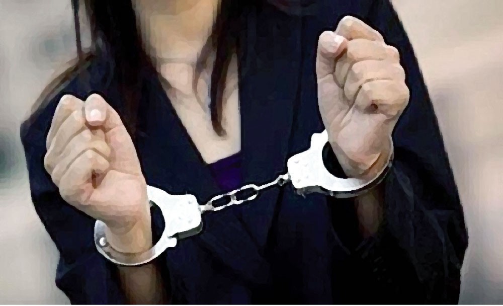 شابة تجري عملية تجميلية على يد “خادمة”