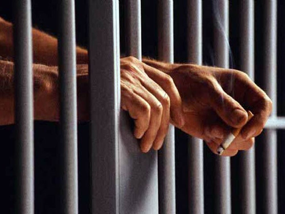 حبس آسيوي جلب المخدرات في علبة شاي
