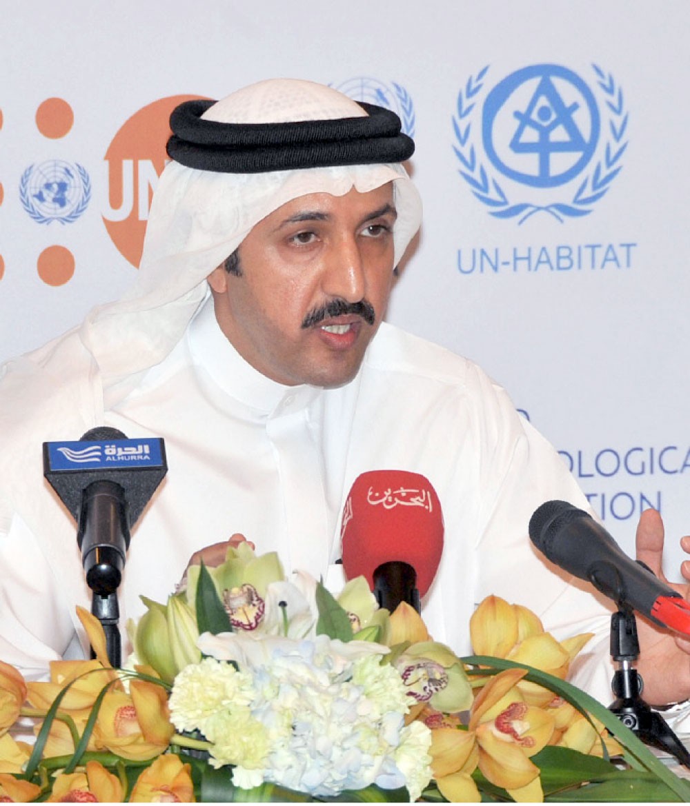 وكيل الخارجية للشؤون الدولية الشيخ عبدالله بن أحمد لـ “البلاد”: الملف البيئي والطاقة الخضراء على رأس الأولويات