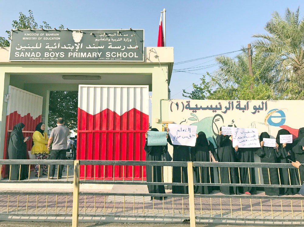  أولياء أمور طلبة الصف  الثالث  بـ “ابتدائية سند” لـ “البلاد”: لا معلمة فصل والامتحانات على الأبواب... وتغييب الأبناء يومين