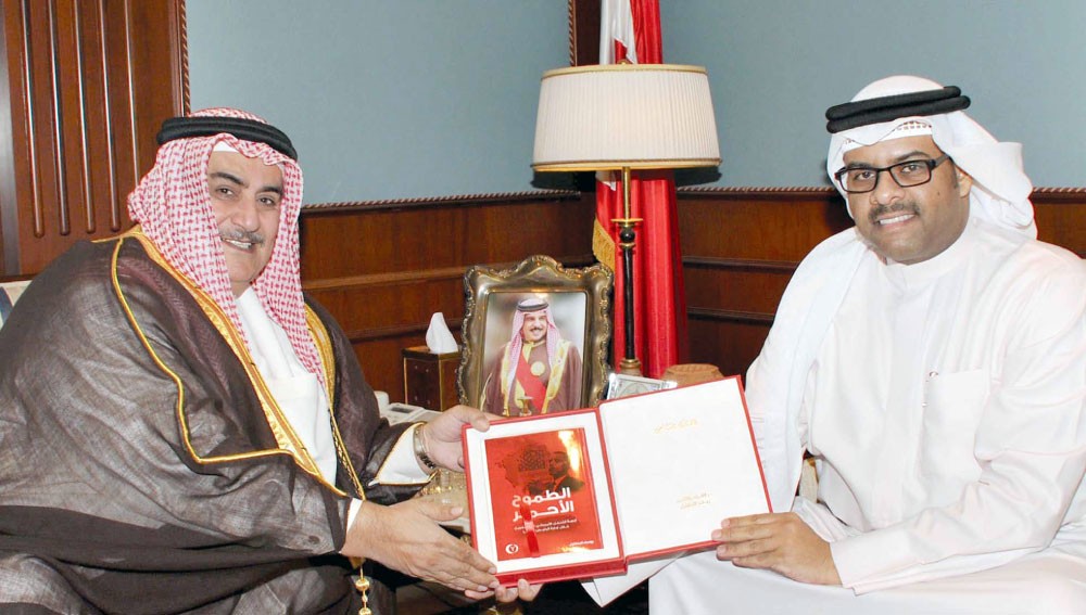 وزير الخارجية يشيد بمضمون كتاب “الطموح الأحمر”