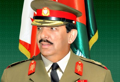 القائد العام يتبادل الأحاديث الودية مع الهذال