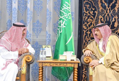 جلالة الملك يقدّم التعازي في الأمير منصور بن مقرن	