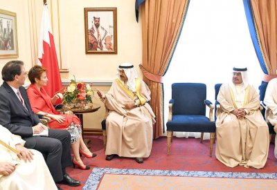 رئيس الوزراء يشيد بعلاقات التعاون بين المنامة وباريس