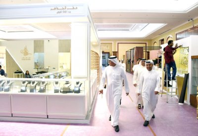 وزير “الصناعة” يتفقد معرض الجواهر العربية