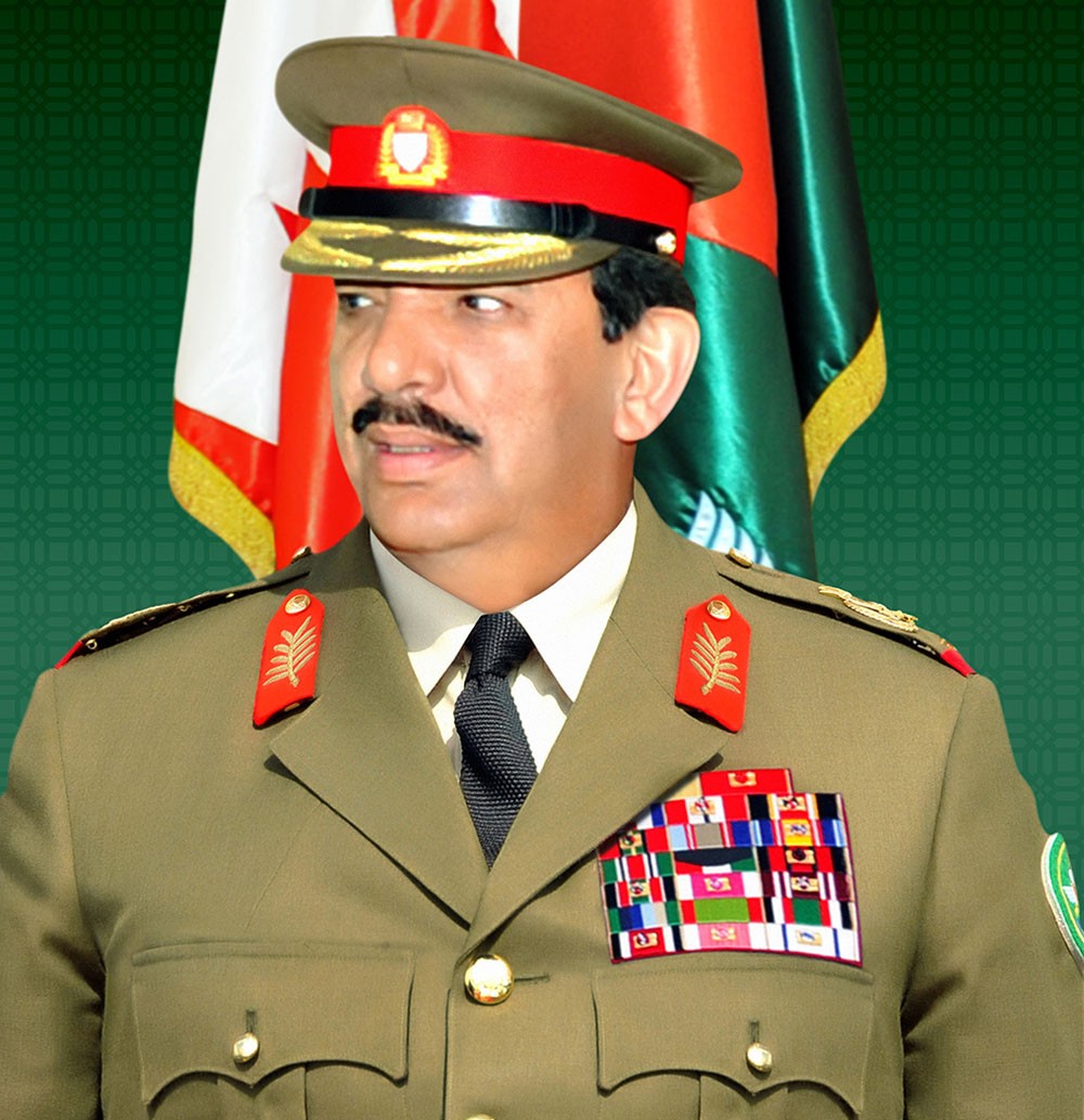  القائد العام يتبادل الأحاديث الودية مع الهذال