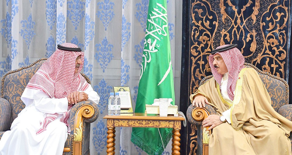 جلالة الملك يقدّم التعازي في الأمير منصور بن مقرن	