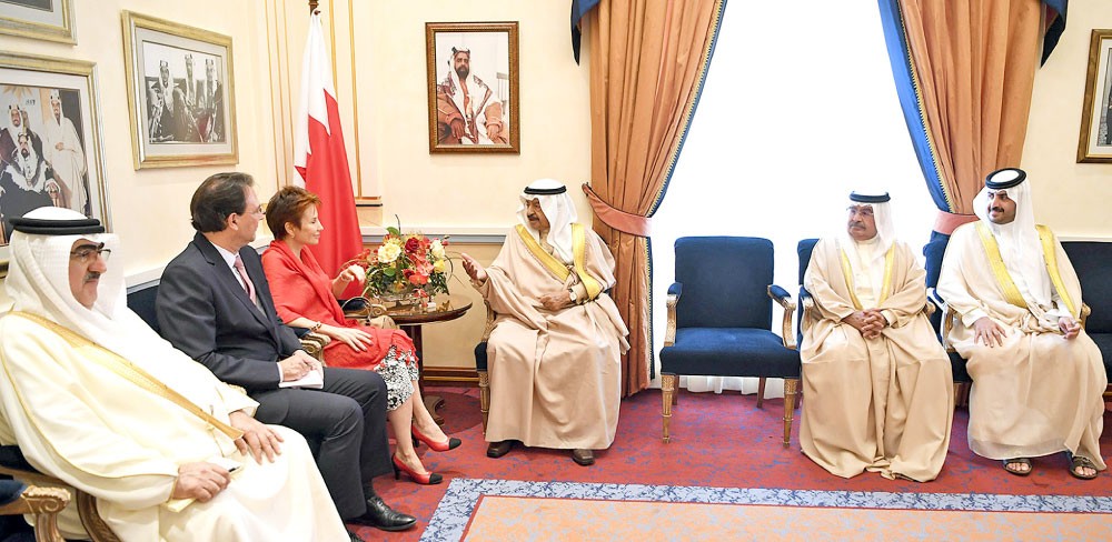 رئيس الوزراء يشيد بعلاقات التعاون بين المنامة وباريس